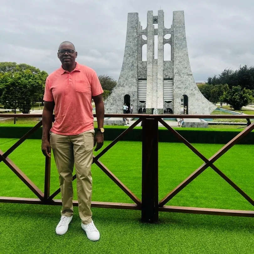 A Myma traveller standing in front of the Kwame Nkrumah Mausoleum in Accra