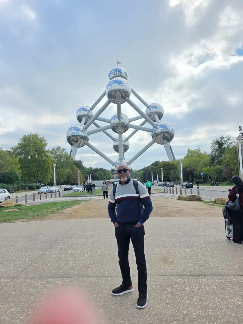 A traveller standing in front of the Atomium in Brussels